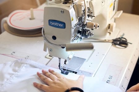 Detalle de máquina de costura para la fabricación de banderas baratas