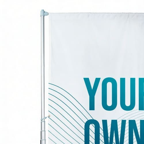 Bandera izada en brazo de potencia del mástil telescópico