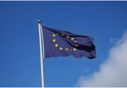 Recomendaciones para elegir una bandera para tu mástil exterior